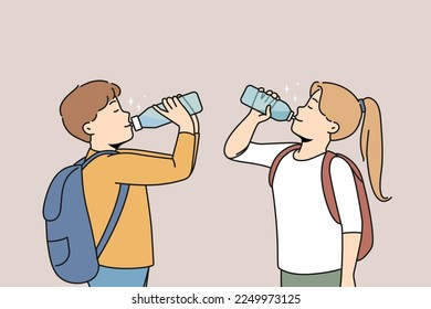 Niños pequeños con mochilas tomando agua fresca de botellas de plástico. Los niños felices sufren de sed disfrutan de agua clara para la hidratación. Ilustración vectorial. 