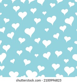 Pequeños corazones sobre fondo azul sin costura. Pequeños corazoncitos sin costura.
Corazones repetidos dibujados a mano. Patrón perfecto. Impresión romántica infinita. 