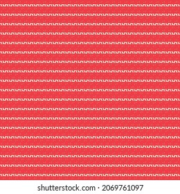 Kleiner roter Teppich mit weißen, parallelen Streifen. Baumwollserviere