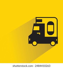 Pequeño icono de camión con sombra sobre fondo amarillo