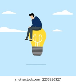 intelligenter Geschäftsmann, der über die Vorstellungskraft der Glühbirne nachdenkt. Kreativ zu denken, mit Fantasie und Kreativität, um eine Lösungsidee zu entwickeln oder ein Geschäftsproblem zu lösen, Gedanken oder Konzert