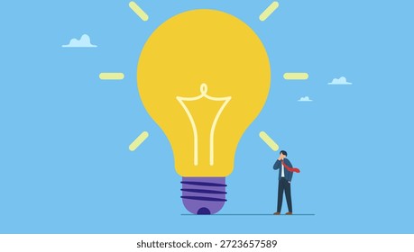 Hombre de negocios inteligente que piensa con la bombilla de gran tamaño de la idea. Pensar en grande, aspiración a ganar y éxito en los negocios, gran idea de la creatividad y la imaginación para superar el miedo.