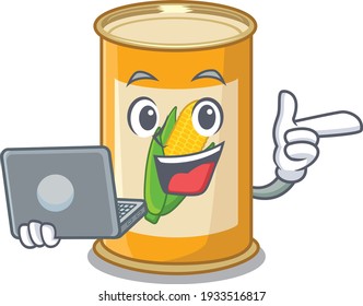Personaje de caricatura inteligente de lata de maíz estudiando en casa con una laptop