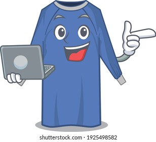 Personaje de caricatura inteligente de ropa desechable estudiando en casa con una laptop