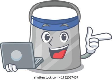 Intelligente Cartoon-Charakter des Gesichtsschilds, die zu Hause mit einem Laptop studieren