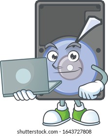 Icono de mascota de disco duro inteligente que trabaja con laptop