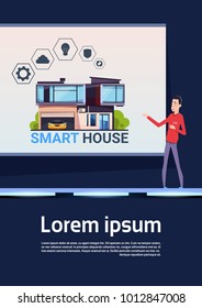 Presentación De Tecnología De Hogar Inteligente: Hombre Asiático Explica Nuevo Sistema De Control De Hogares E Innovación Ilustración De Vectores Planos