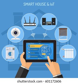 Smart House e Internet de cosas concepto con iconos planos. Hombre sujetando la tableta en la mano y controla la cámara, las persianas, la arandela, el router y el radiador. ilustración vectorial aislada