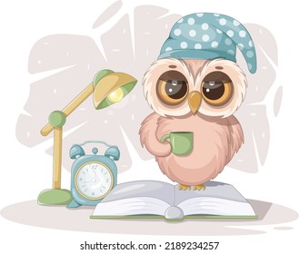 Intelligente Eule in einer Schlafkappe, mit einer Tasse, einem Buch und einer Tischlampe