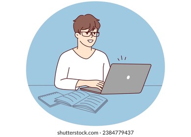 Un joven inteligente sentado en la mesa trabaja en una laptop con libros de texto. Hombres sonrientes y ocupados estudian en computadoras en la oficina del hogar. Tecnología y educación. Ilustración vectorial.