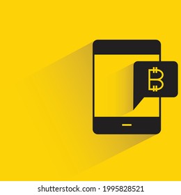icono de mensaje de smartphone y bitcoin con sombra sobre fondo amarillo