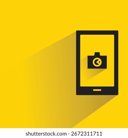 Icono del smartphone y de la cámara con la sombra en fondo amarillo