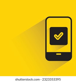 Smartphone und Markierung auf gelbem Hintergrund