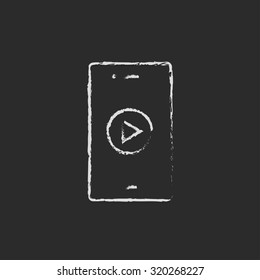 Mano Smartphone dibujada con tiza en un icono blanco vectorial de pizarra aislado en un fondo negro.