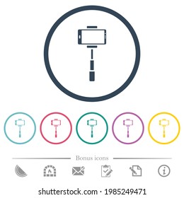 Smartphone sobre selfie stick front view iconos de color plano en contornos redondos. 6 iconos de bonificación incluidos.