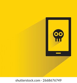 malware de smartphone e caveira com sombra sobre fundo amarelo