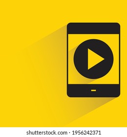Smartphone und Video-Player mit Schatten auf gelbem Hintergrund