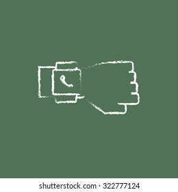Mano inteligente dibujada con tiza en un icono blanco vectorial de pizarra aislado en un fondo verde.