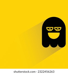 sonreír emoji fantasma con sombra sobre fondo amarillo
