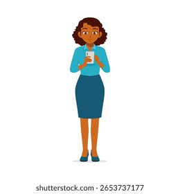 Mulher afro-americana sorridente usando telefone celular usando blusa azul e saia em pé reta