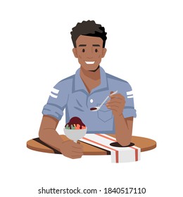 Sonriente africano comiendo helado de chocolate aislado personaje plano de caricatura. Vector afroamericano sonriente disfrutando de postre dulce. Persona sentada en la mesa con servilleta en un café o restaurante