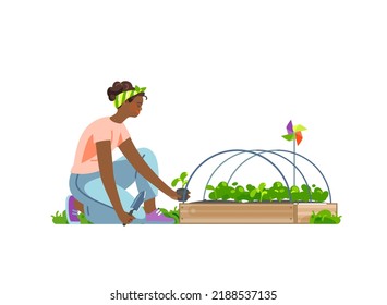 Una mujer africana sonriente cultiva plántulas a un lecho de madera en un huerto. Concepto de jardinería o agricultura. Ilustración plana del vector