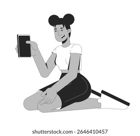 Menina negra sorridente segurando smartphone enquanto sentada sobre joelhos personagem de linha 2D. Jovem mulher afro-americana tirando foto telefone isolado vetor tinta contorno pessoa. Ilustração de ponto monocromático