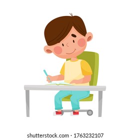 Carácter de niño sonriente sentado en la mesa y haciendo su ilustración de vectores de trabajo doméstico