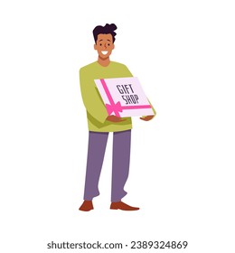 Chico sonriente sosteniendo una gran tarjeta de regalo con cinta rosada y estilo plano arco, ilustración vectorial aislada en fondo blanco. Diseño decorativo, celebración y fiesta, emociones positivas