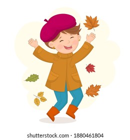 Lächelender Junge, der auf Herbstblätter springt