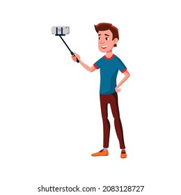 Lächelnder Junge macht sich auf Smartphone Cartoon Vektor. Lächelnder Junge macht sich auf Smartphone-Charakter. einzelne Cartographie