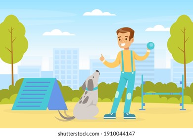 Lächelnder Junge Training Hund auf Spielplatz, Kinderspiel mit Tier auf Sommerlandschaft Cartoon Vektorgrafik