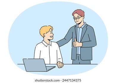 Hombre de negocios sonriente muestra el pulgar hacia arriba a empleado masculino que trabaja en la computadora portátil en la oficina. El empleador feliz elogia al buen hombre trabajador ocupado en la computadora. Ilustración vectorial.