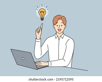 Un hombre de negocios sonriente sentado en una computadora genera una idea de negocios creativa. Feliz empleado masculino con bombilla de luz trabajando en una tormenta de ideas de laptop sobre la solución de problemas. Ilustración vectorial. 