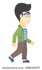 Un empresario sonriente caminando