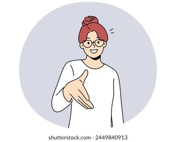 Mujer de negocios sonriente en gafas estirar la mano a la cámara para familiarizarse con el solicitante o candidato. Saludo de la mujer feliz con el apretón de manos. Colaboración y conocimiento. Ilustración vectorial.