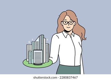 Una mujer de negocios sonriente sostiene un modelo de construcción en mano de obra en bienes raíces. Un agente o corredor de confianza feliz recomiendan un préstamo de propiedades o una hipoteca. Realidad y alquiler. Ilustración vectorial. 