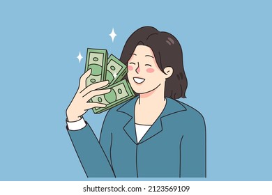 Una mujer de negocios sonriente lleva billetes en dólares en manos entusiasmadas con la promoción de empleos y el aumento de salarios. Feliz empleada con facturas de dinero disfrutadas con el aumento de los salarios. Ilustración vectorial plana. 