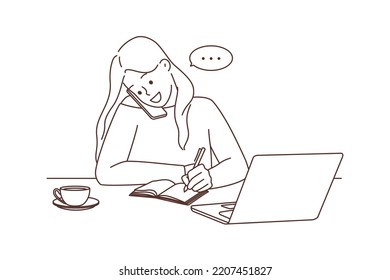 Una mujer de negocios sonriente sentada en el escritorio del trabajo de la computadora hablando por teléfono celular. Feliz charla multitarea en el smartphone. Ilustración vectorial. 