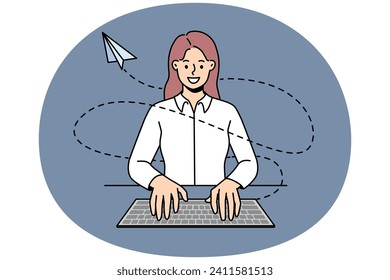 Una mujer de negocios sonriente se sienta en la mesa escribiendo sobre el teclado en un mensaje o correo electrónico de la computadora. Feliz trabajo femenino ocupado en el lugar de trabajo. Ilustración vectorial.