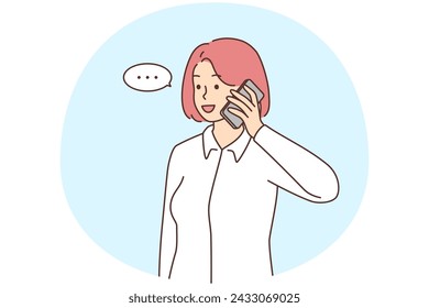 Mujer de negocios sonriente habla en el teléfono móvil con el cliente o cliente. La empleada feliz tiene conversación agradable del smartphone. Ilustración vectorial.