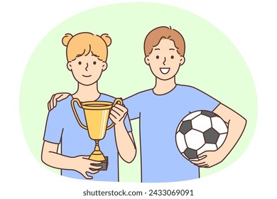 Niños sonrientes en uniforme sostienen la pelota de fútbol y el premio de oro celebran la victoria en el juego. Jugadores felices de los niños con el trofeo de oro después del partido. Ilustración vectorial.