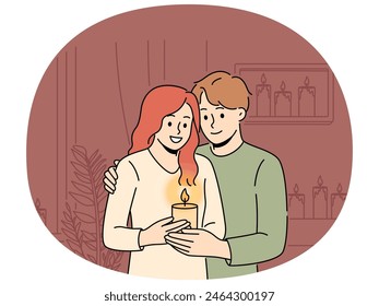 Sonriente pareja abrazo sosteniendo la vela ardiente en las manos disfrutar de una noche romántica en casa. Hombre y mujer feliz con la luz de las velas en la oscuridad. Amor y romance. Ilustración vectorial.