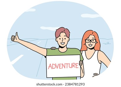 Pareja sonriente con afiches en las manos en un gesto de autostop show de carretera. Un hombre y una mujer felices demuestran el símbolo del pulgar hacia arriba. Viaje gratis. Ilustración vectorial.