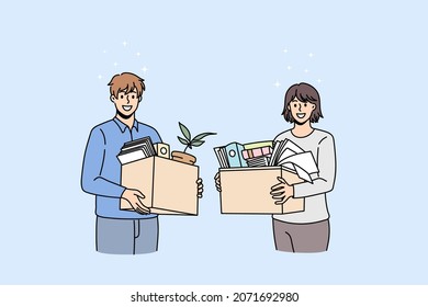 Los diversos empleados sonrientes con cajas con pertenencias personales se establecen en un nuevo lugar de trabajo. Feliz traslado de los candidatos al puesto de recién llegados. Empleo, contratación. Ilustración vectorial. 