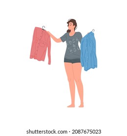 Mujer doméstica sonriente eligiendo una camisa colgando por usar ilustración plana vectorial. Feliz elección femenina moderna entre ropa informal y ropa elegante aislada. Ropa externa de decisión diaria