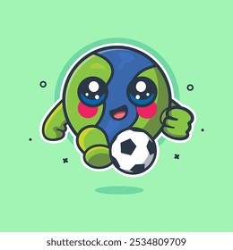 Sonriente mascota del personaje de la Tierra jugando fútbol aislado de dibujos animados