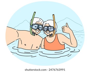 Pareja de ancianos sonrientes con máscaras de buceo buceando en el lago mostrando el pulgar hacia arriba. Hombre y mujer feliz recomiendan bucear en el mar. Vencimiento activo. Ilustración vectorial.