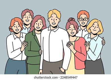 Empleados sonrientes posando juntos con un líder o jefe masculino. Un equipo de trabajo feliz se pone de pie juntos para mostrar unidad y apoyo. Trabajo en equipo y cooperación. Ilustración vectorial. 