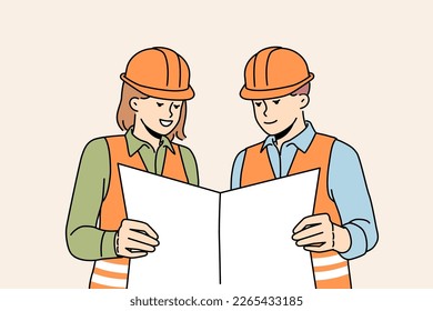 Ingenieros sonrientes en cascos estudian los planos en el lugar. Constructores o promotores de papeleo en mano. Trabajo en equipo, ingeniería. Ilustración vectorial. 